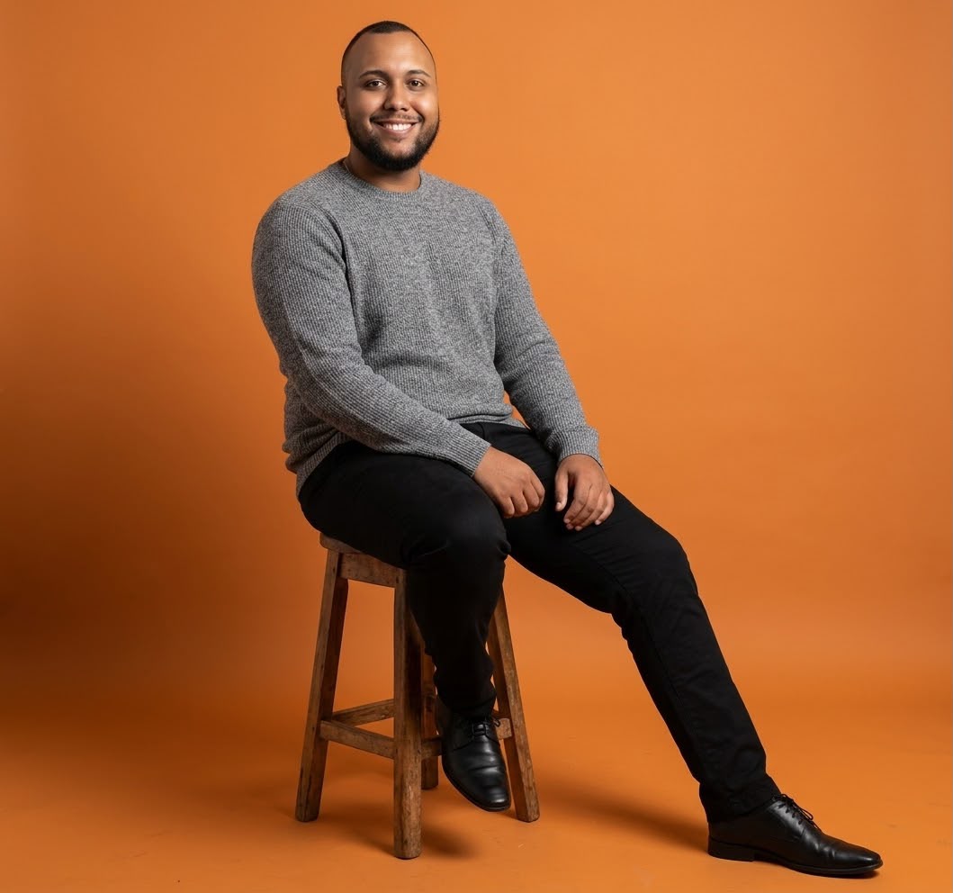 Rafael Augusto sentado, criador de sites e landing pages